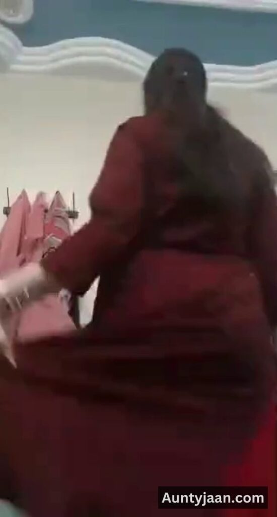 aunty removing salwar kameez