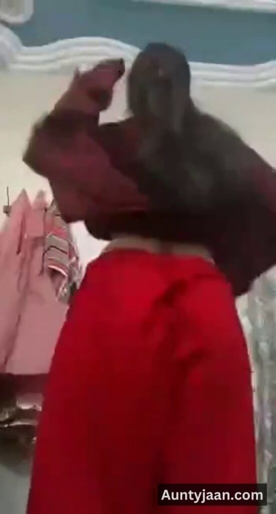 aunty removing salwar kameez