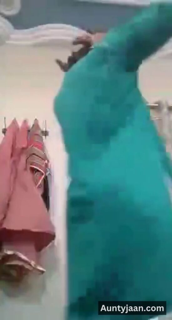 aunty removing salwar kameez