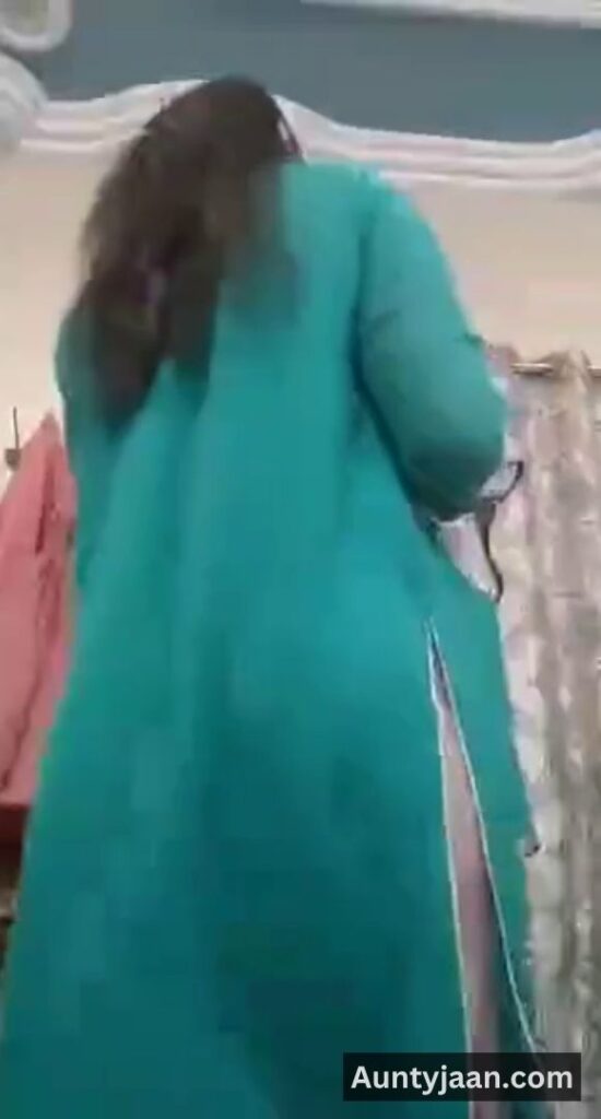 aunty removing salwar kameez