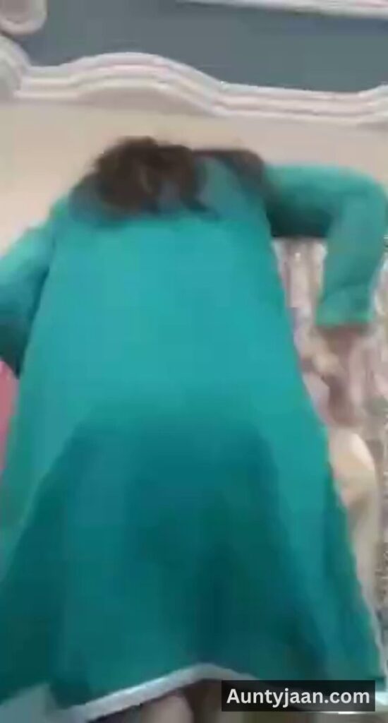 aunty removing salwar kameez