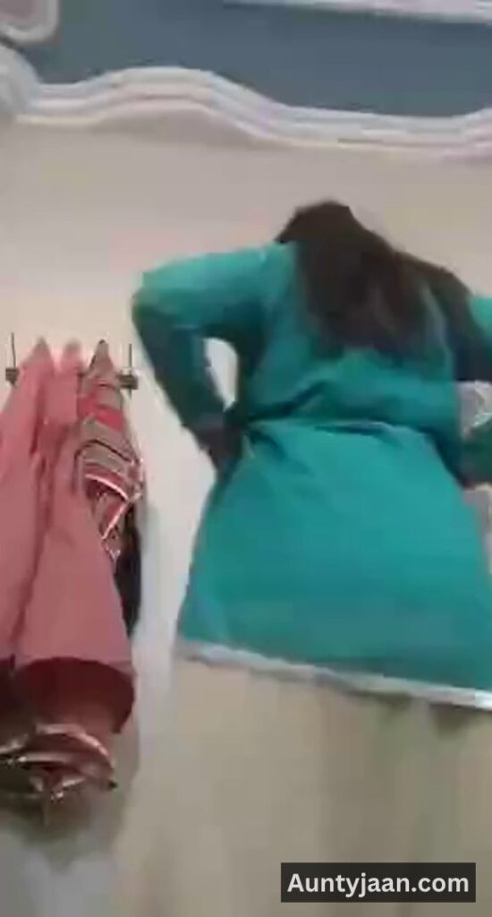 aunty removing salwar kameez