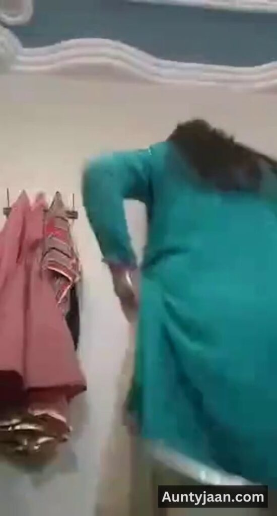 aunty removing salwar kameez