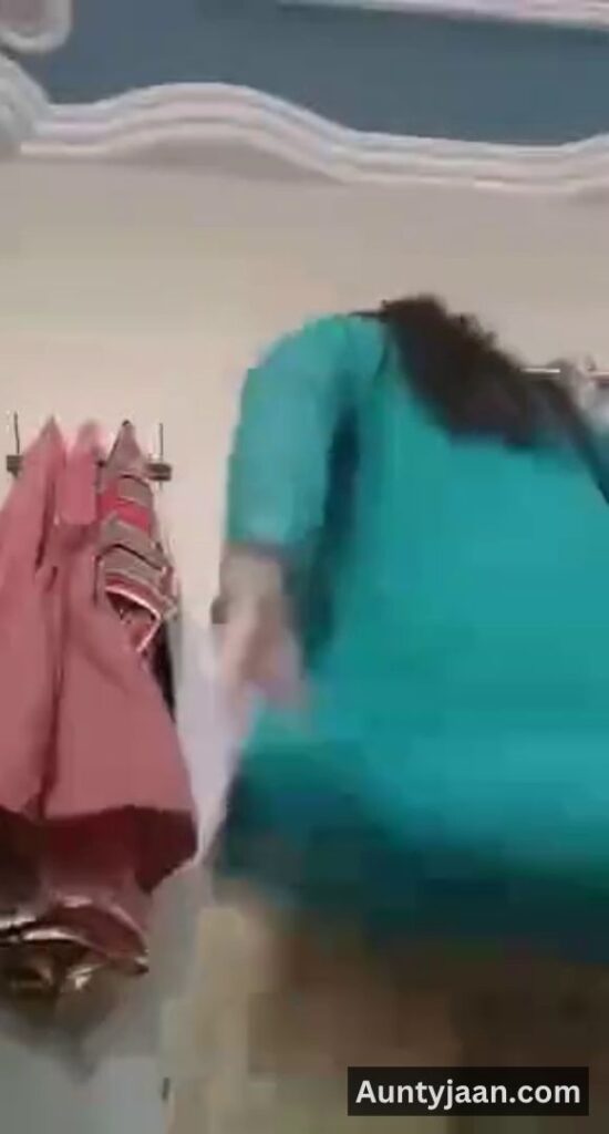 aunty removing salwar kameez