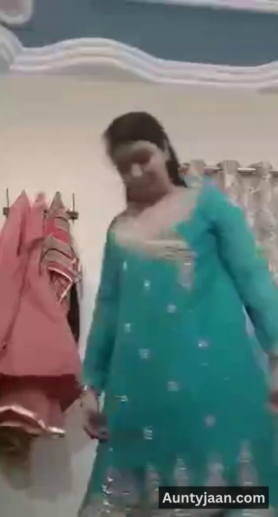 aunty removing salwar kameez