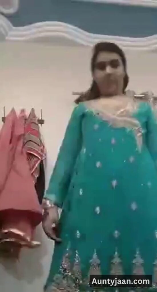 aunty removing salwar kameez