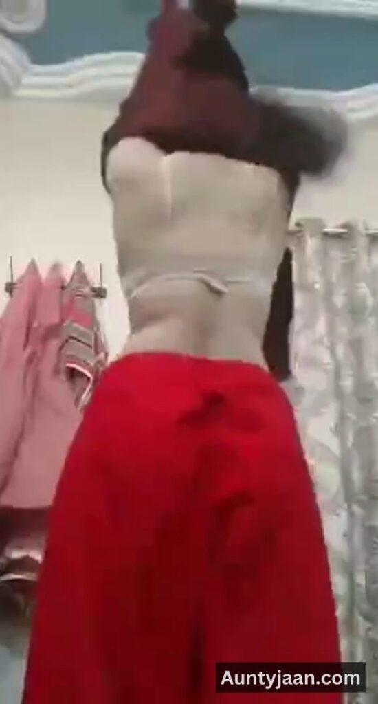 aunty removing salwar kameez