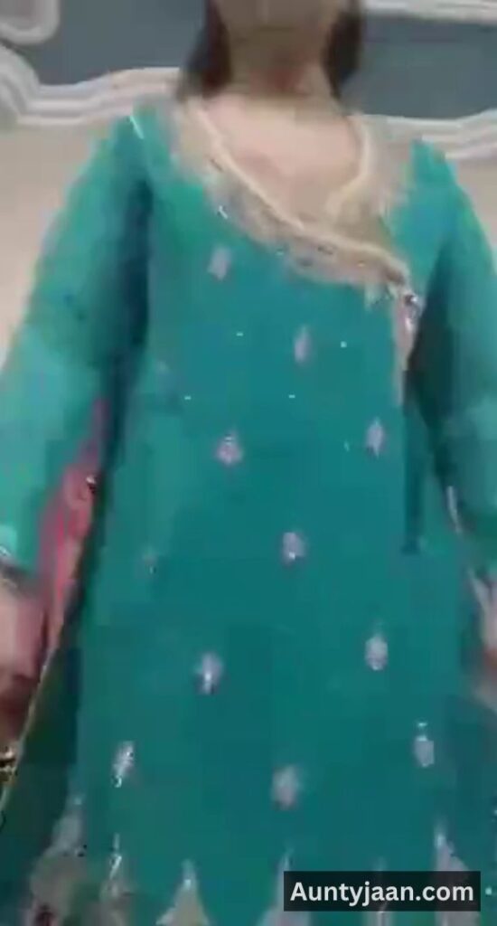 aunty removing salwar kameez