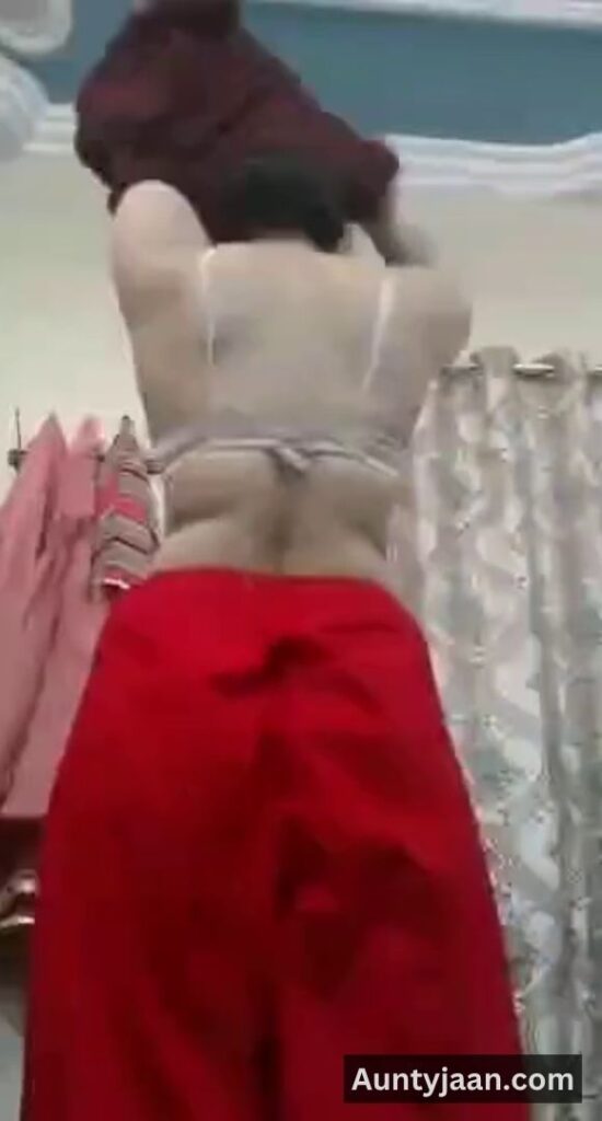aunty removing salwar kameez