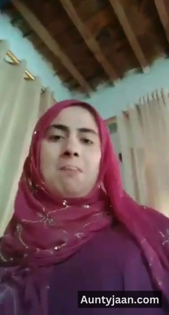 aunty showing pussy and boobs