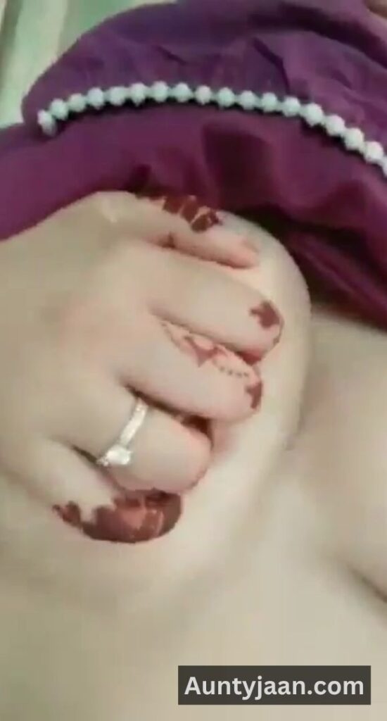 aunty showing pussy and boobs