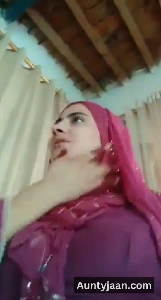 aunty showing pussy and boobs