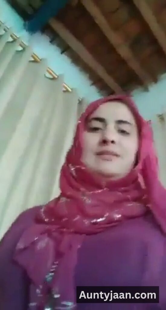 aunty showing pussy and boobs
