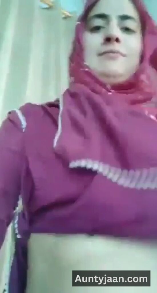 aunty showing pussy and boobs