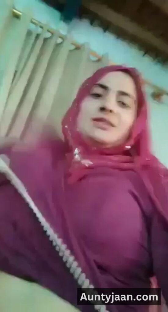 aunty showing pussy and boobs
