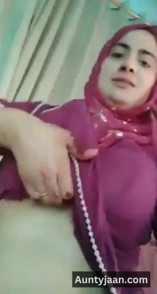 aunty showing pussy and boobs