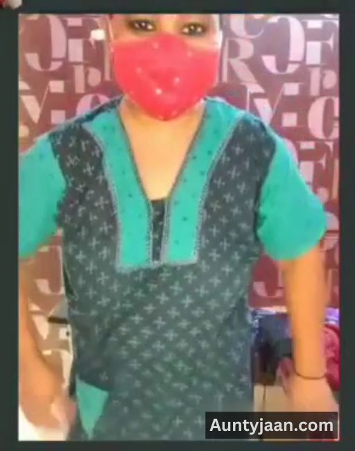 live aunty removing dress