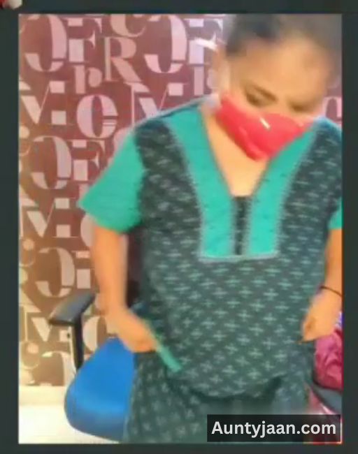 live aunty removing dress