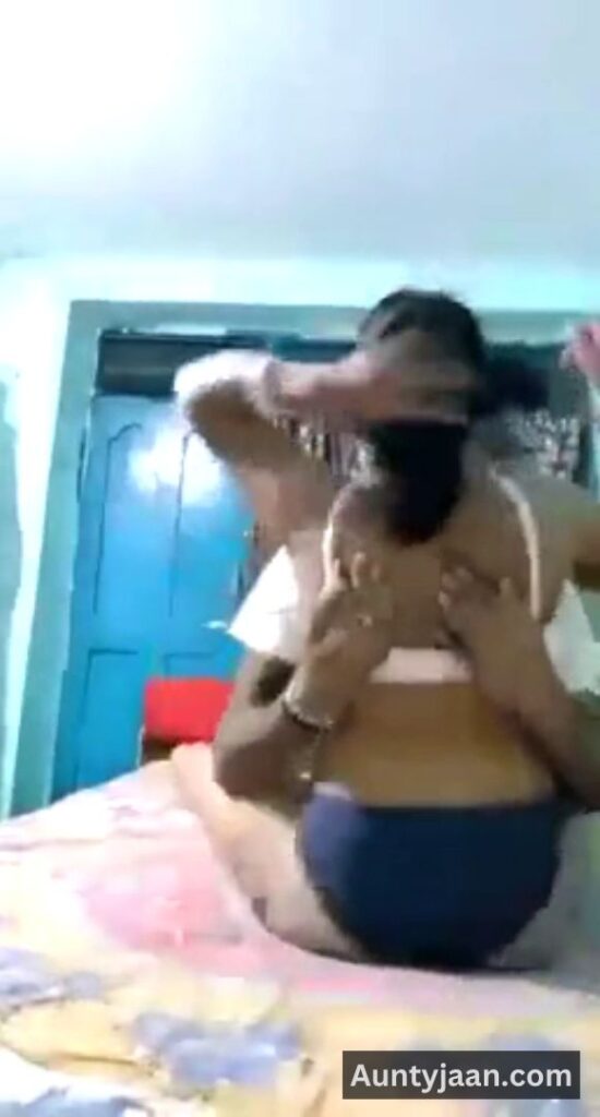bhatije ne chachi ko choda