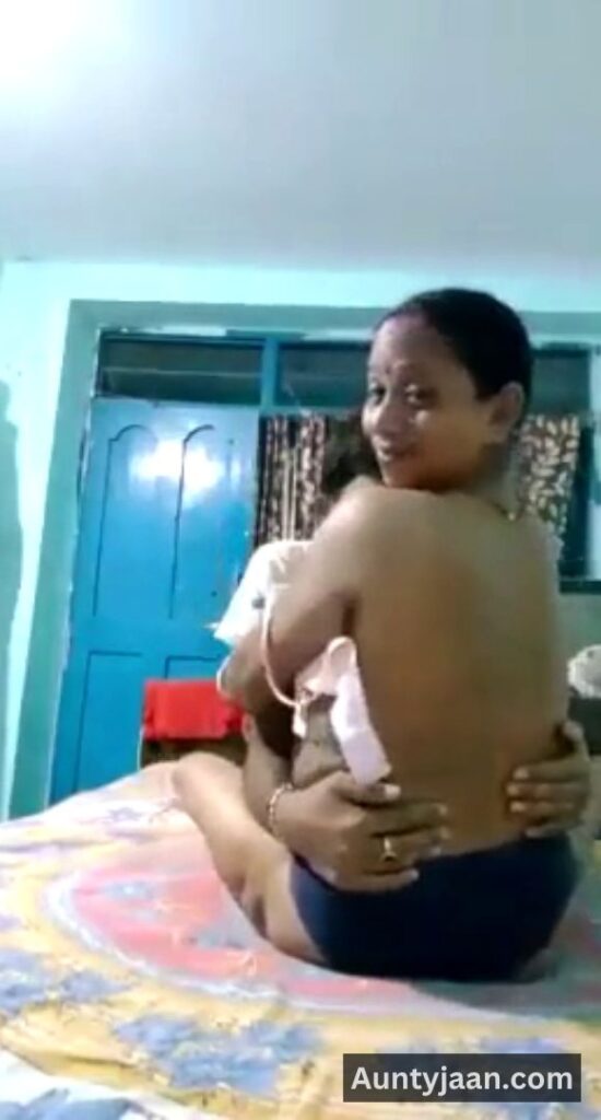 bhatije ne chachi ko choda