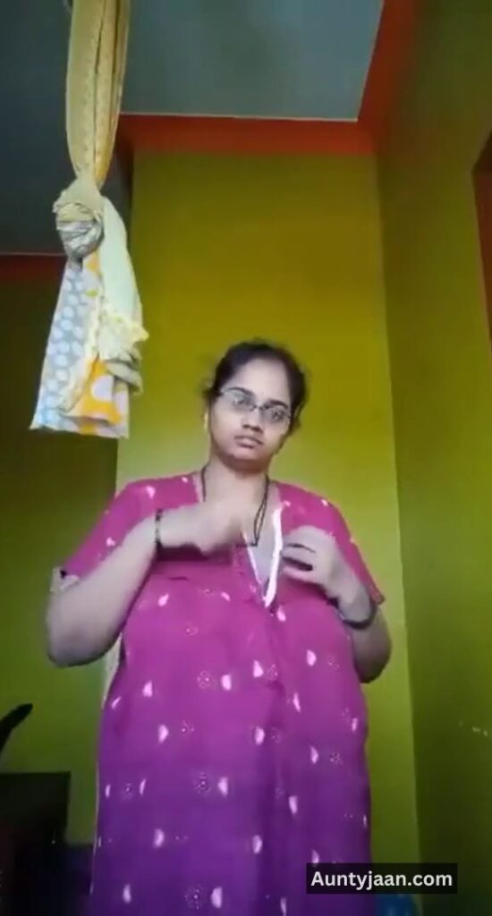 aunty showing boobs pussy