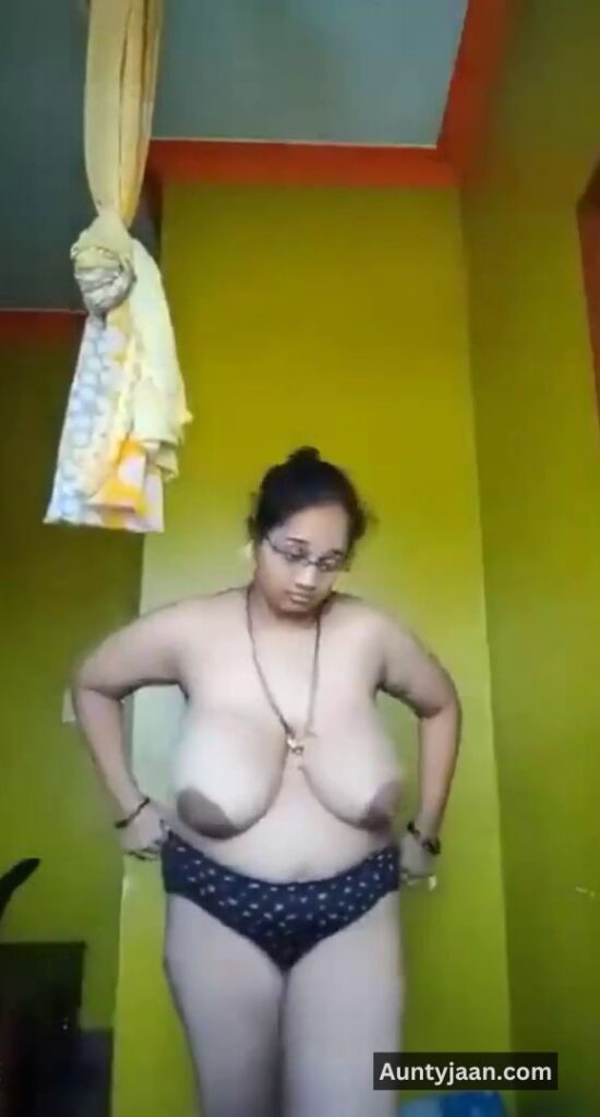 aunty showing boobs pussy