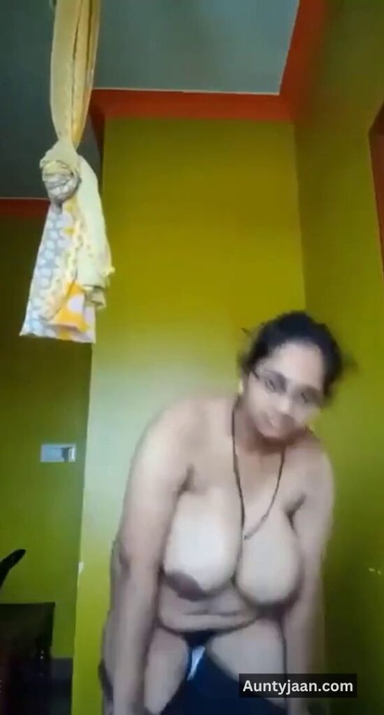 aunty showing boobs pussy