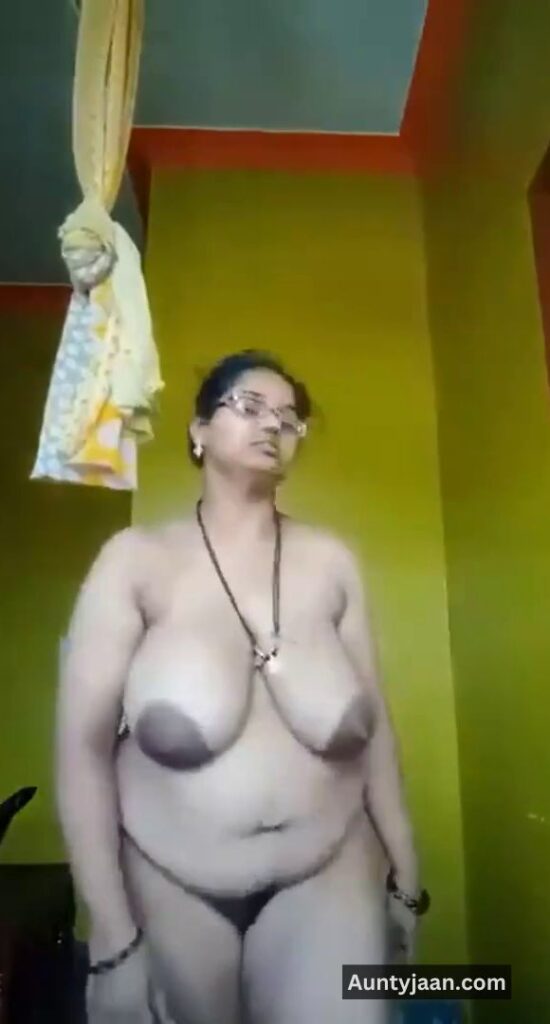 aunty showing boobs pussy