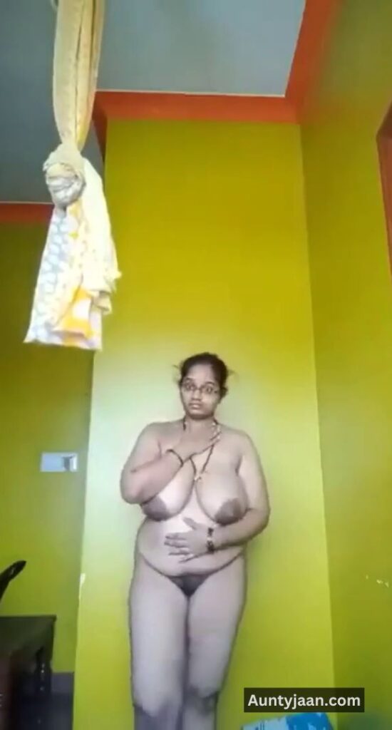 aunty showing boobs pussy