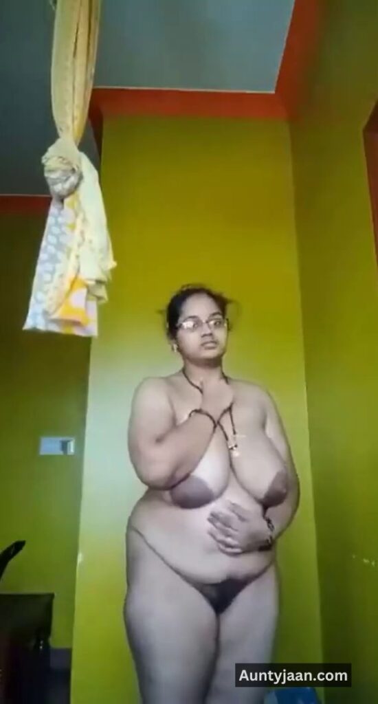 aunty showing boobs pussy