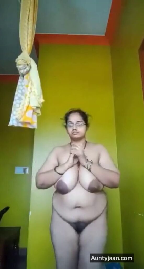 aunty showing boobs pussy