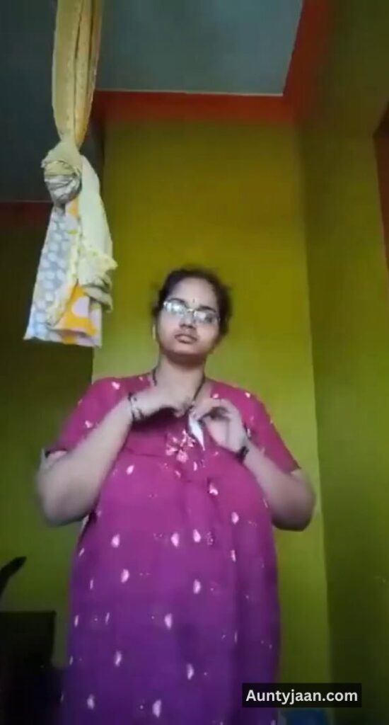 aunty showing boobs pussy