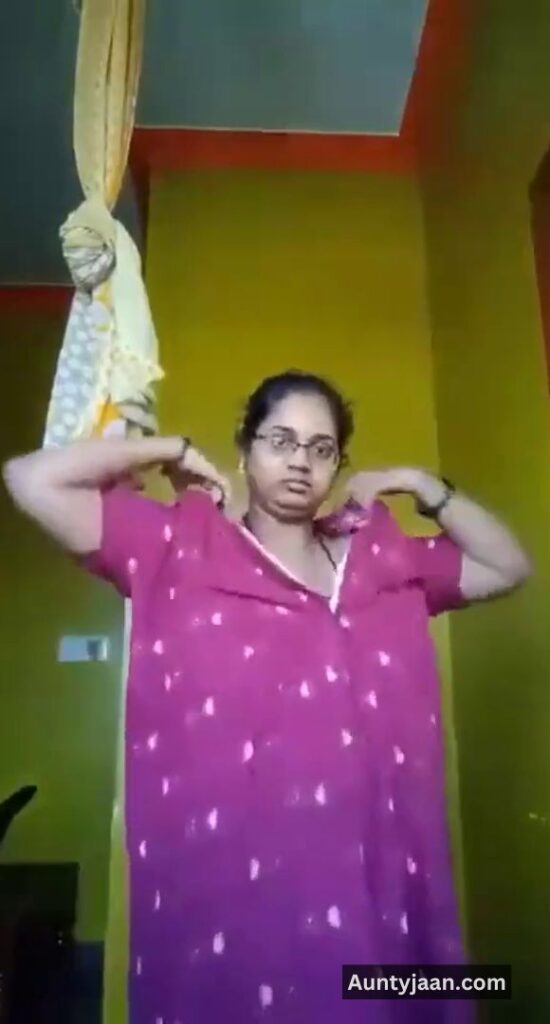 aunty showing boobs pussy