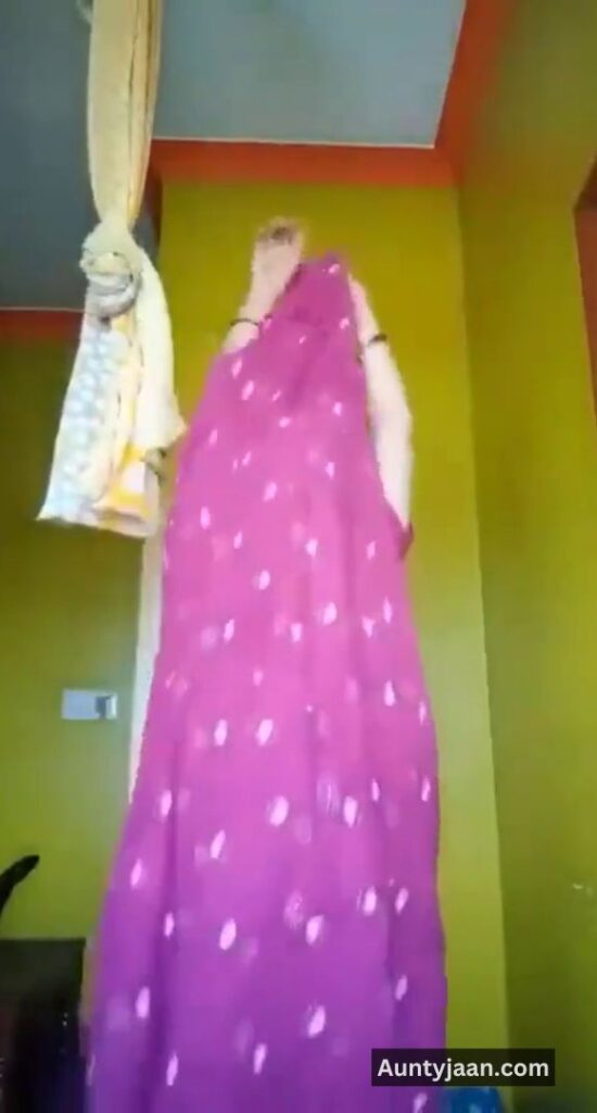 aunty showing boobs pussy