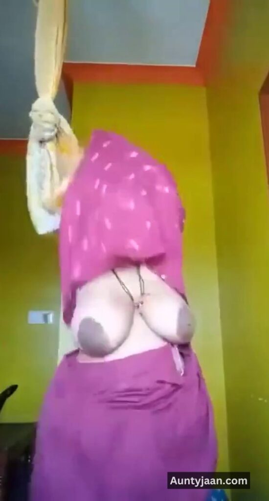 aunty showing boobs pussy