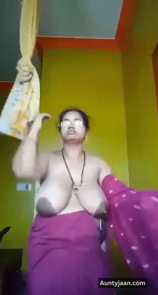 aunty showing boobs pussy