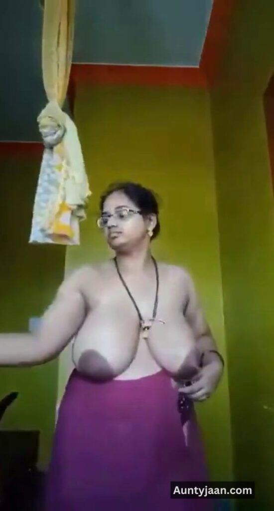 aunty showing boobs pussy
