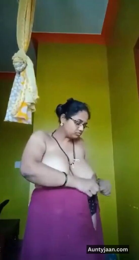 aunty showing boobs pussy