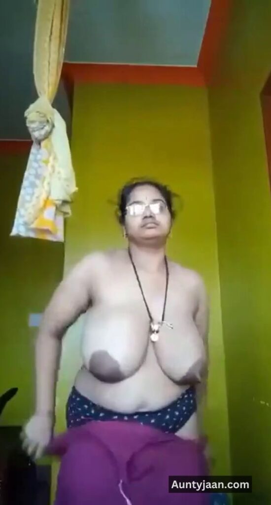 aunty showing boobs pussy