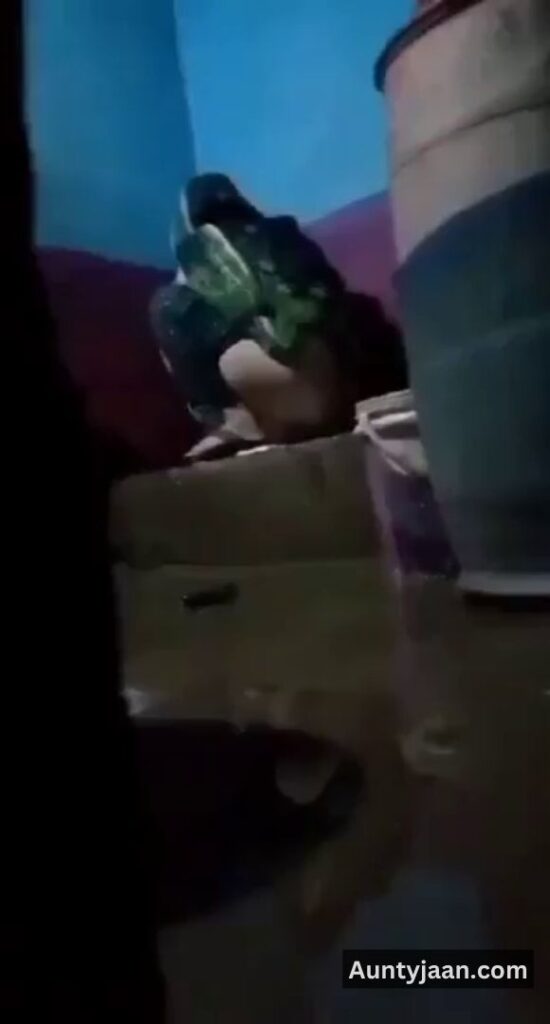 pakistani desi aunty pissing video