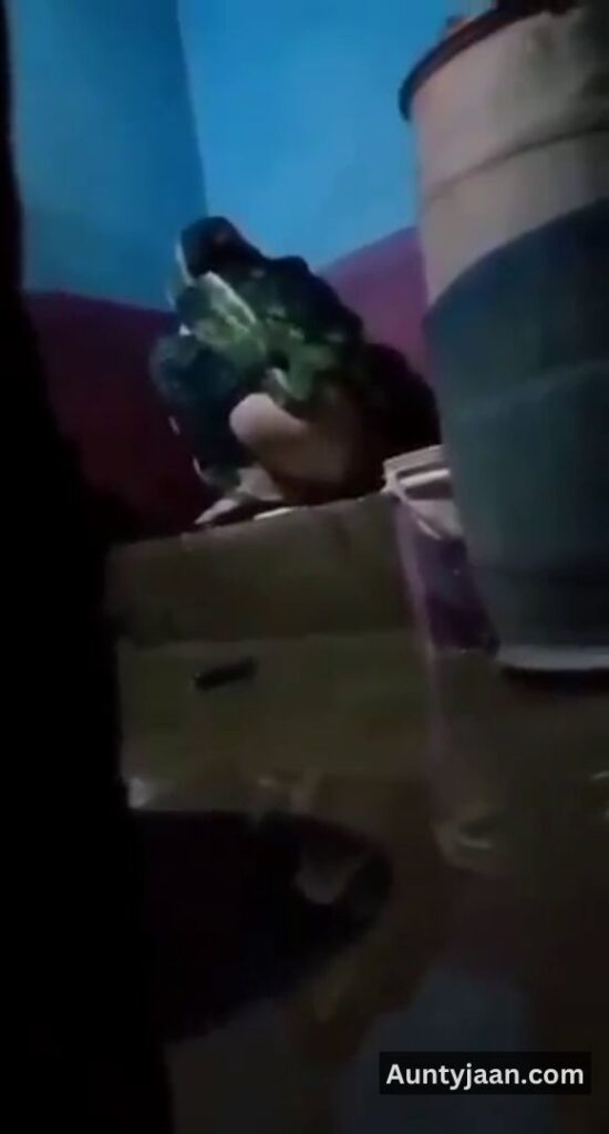 pakistani desi aunty pissing video