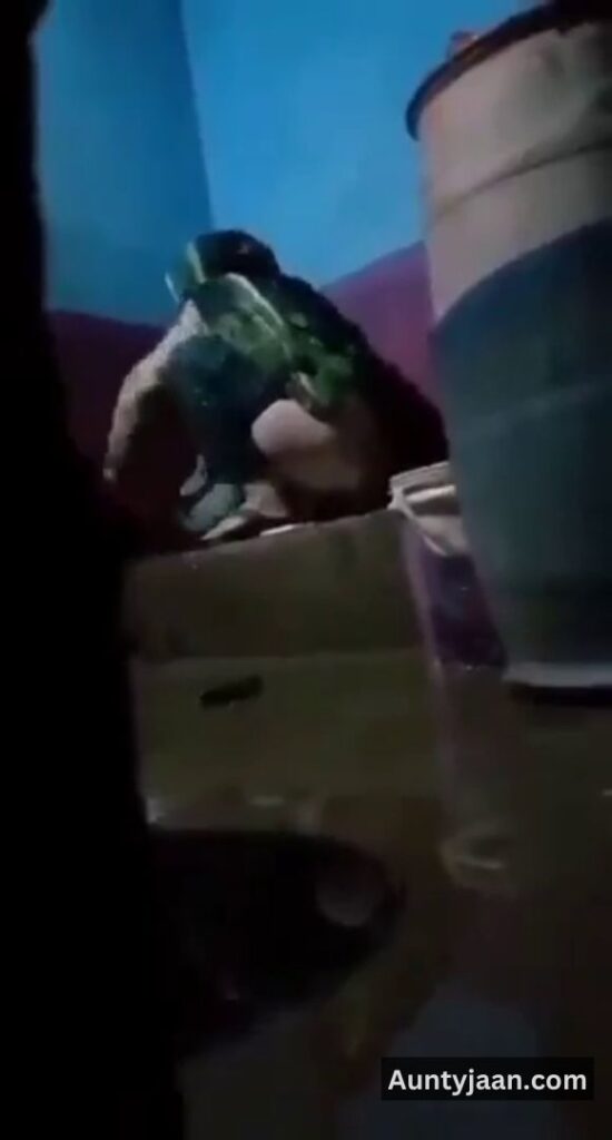 pakistani desi aunty pissing video