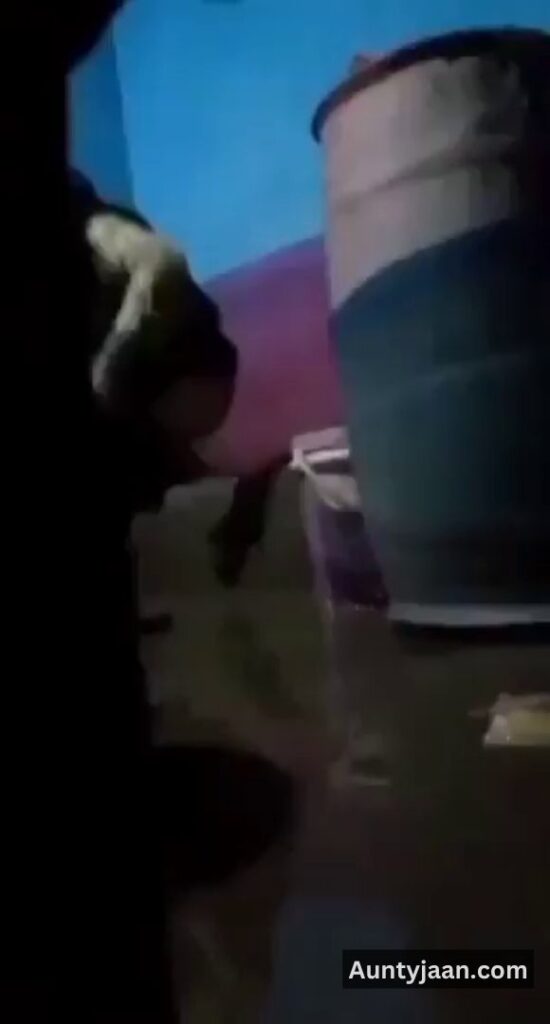 pakistani desi aunty pissing video
