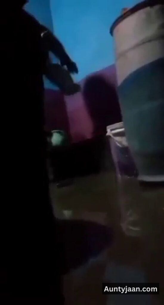 pakistani desi aunty pissing video