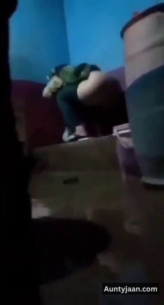 pakistani desi aunty pissing video