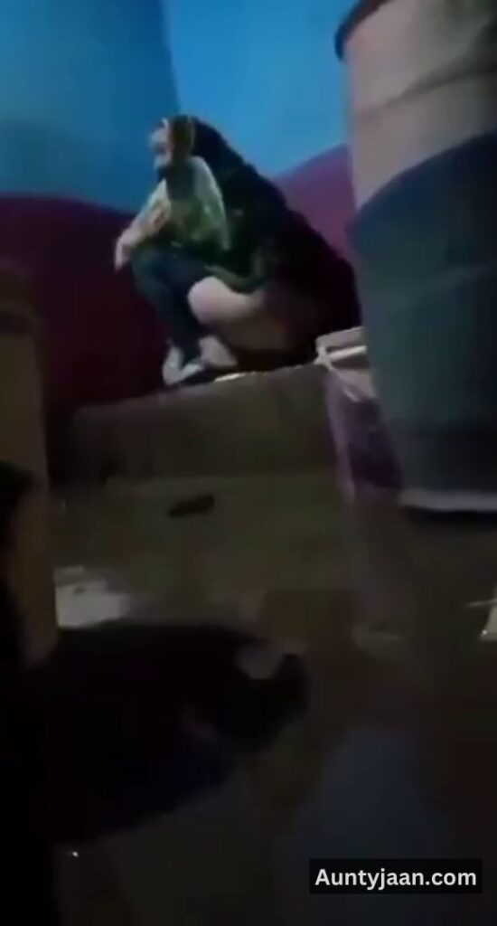 pakistani desi aunty pissing video