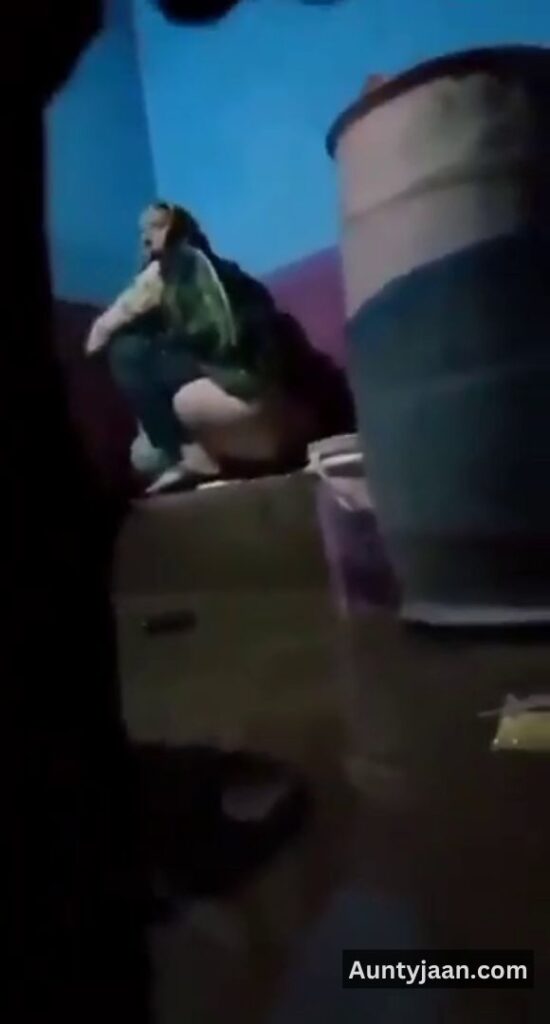 pakistani desi aunty pissing video