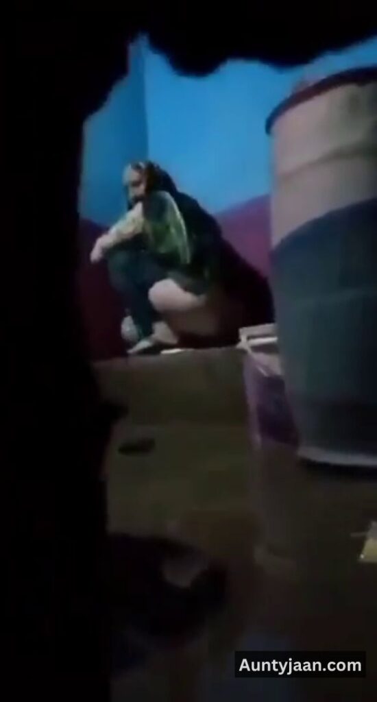 pakistani desi aunty pissing video
