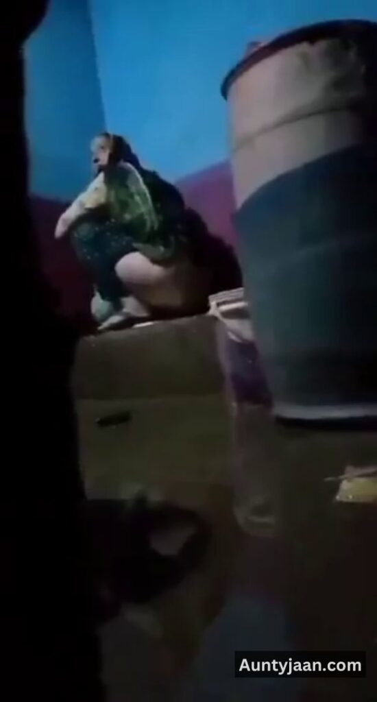 pakistani desi aunty pissing video