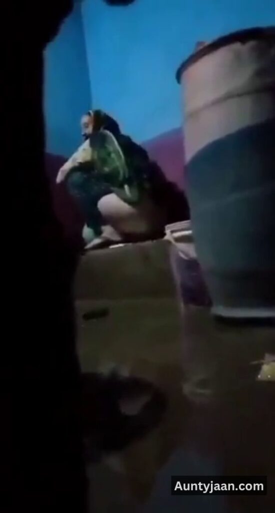 pakistani desi aunty pissing video